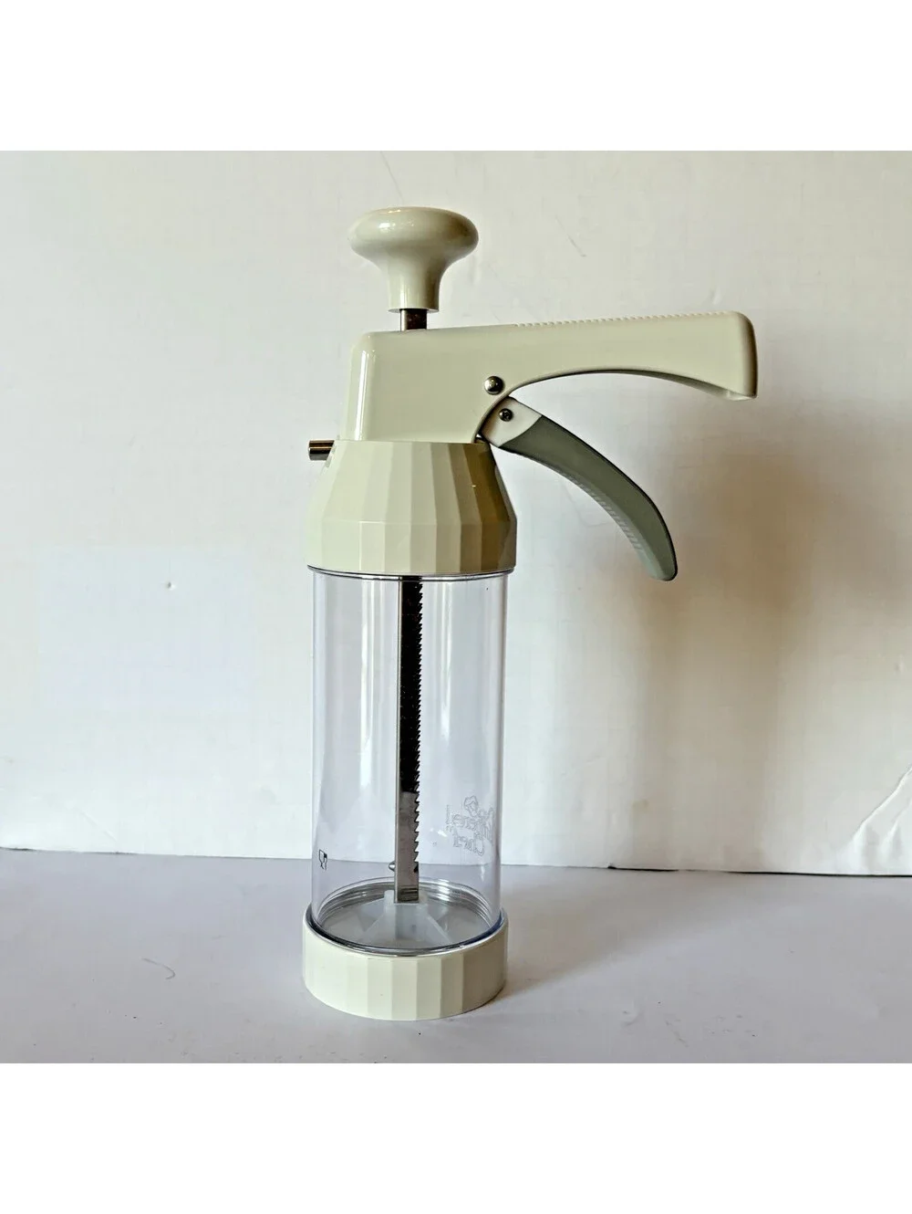The Pampered Chef Cookie Press 16 Discs #1525